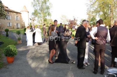 Verres de cocktail orange garnis de tranches d'orange et de pailles noires, disposés sur une nappe noire.