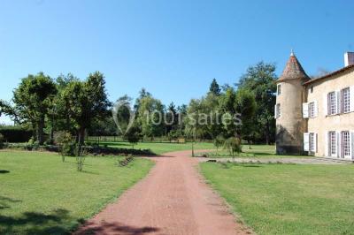 Verres de cocktail orange garnis de tranches d'orange et de pailles noires, disposés sur une nappe noire.