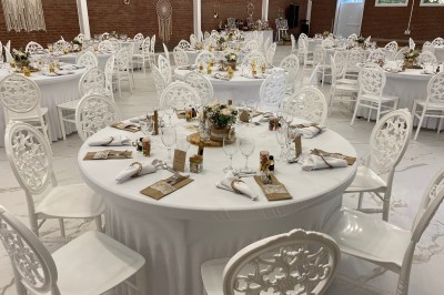 Miniature Location salle Paillencourt (Nord) - Le Canotier #53 Salle de réception décorée avec des tables rondes blanches, nappes élégantes et chaises assorties, prête pour un événement.