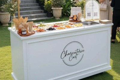 Tente blanche avec fenêtres en arc installée dans un jardin, entourée d'arbres et de pelouses sous un ciel dégagé.