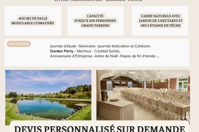 Tente blanche avec fenêtres en arc installée dans un jardin, entourée d'arbres et de pelouses sous un ciel dégagé.