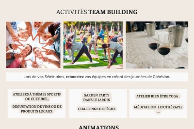 Tente blanche avec fenêtres en arc installée dans un jardin, entourée d'arbres et de pelouses sous un ciel dégagé.