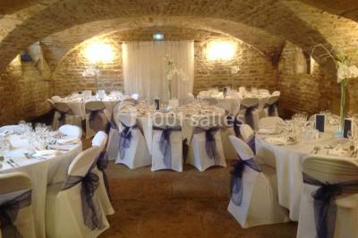 Chemin de terre bordé d'arbres verdoyants dans un paysage naturel calme.