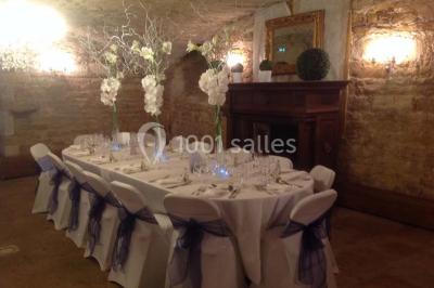 Chemin de terre bordé d'arbres verdoyants dans un paysage naturel calme.