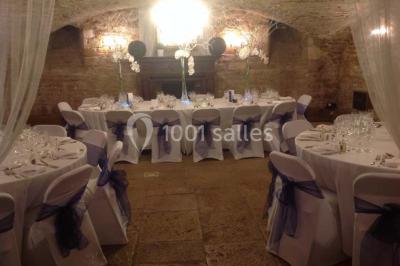 Chemin de terre bordé d'arbres verdoyants dans un paysage naturel calme.