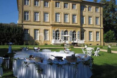 Chemin de terre bordé d'arbres verdoyants dans un paysage naturel calme.