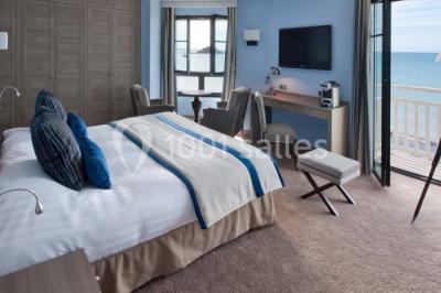 Montage de trois images : plage de sable, vue depuis une terrasse sur la mer, et voilier naviguant sur l'eau.