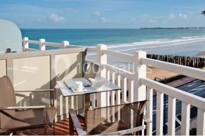 Montage de trois images : plage de sable, vue depuis une terrasse sur la mer, et voilier naviguant sur l'eau.