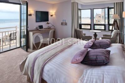 Montage de trois images : plage de sable, vue depuis une terrasse sur la mer, et voilier naviguant sur l'eau.