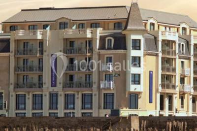Montage de trois images : plage de sable, vue depuis une terrasse sur la mer, et voilier naviguant sur l'eau.