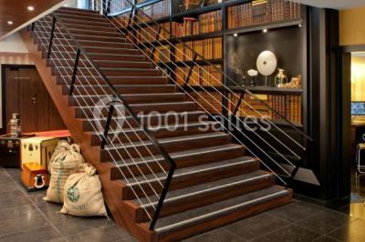 Montage de trois images : plage de sable, vue depuis une terrasse sur la mer, et voilier naviguant sur l'eau.
