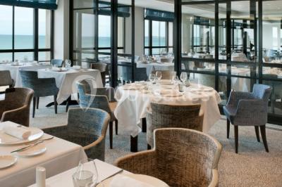 Montage de trois images : plage de sable, vue depuis une terrasse sur la mer, et voilier naviguant sur l'eau.
