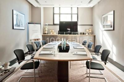 Montage de trois images : plage de sable, vue depuis une terrasse sur la mer, et voilier naviguant sur l'eau.