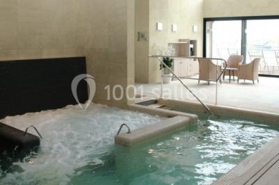 Montage de trois images : plage de sable, vue depuis une terrasse sur la mer, et voilier naviguant sur l'eau.