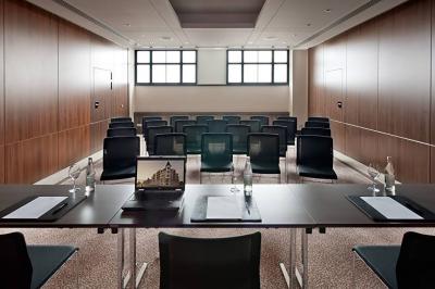 Montage de trois images : plage de sable, vue depuis une terrasse sur la mer, et voilier naviguant sur l'eau.