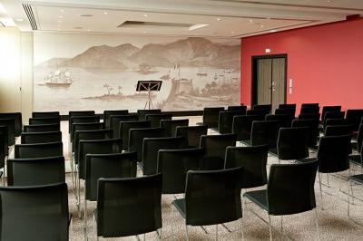 Montage de trois images : plage de sable, vue depuis une terrasse sur la mer, et voilier naviguant sur l'eau.