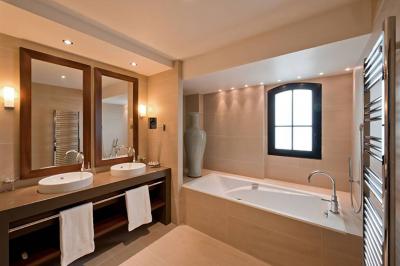 Montage de trois images : plage de sable, vue depuis une terrasse sur la mer, et voilier naviguant sur l'eau.