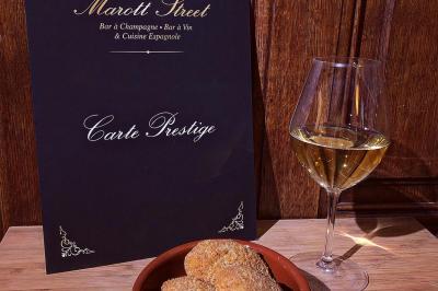 Groupe de personnes discutant dans un espace intérieur éclairé par des lumières vertes, ambiance conviviale.