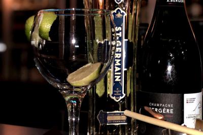 Groupe de personnes discutant dans un espace intérieur éclairé par des lumières vertes, ambiance conviviale.