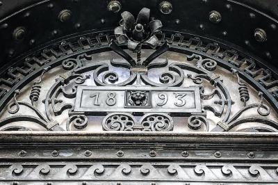 Groupe de personnes discutant dans un espace intérieur éclairé par des lumières vertes, ambiance conviviale.