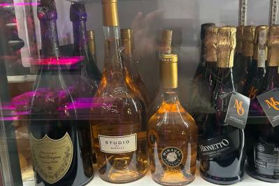 Groupe de personnes discutant dans un espace intérieur éclairé par des lumières vertes, ambiance conviviale.