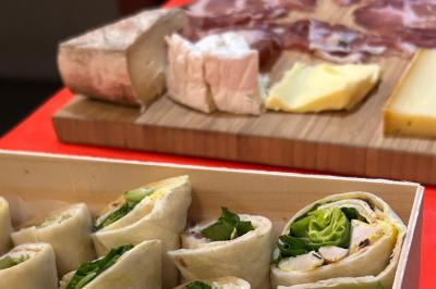 Groupe de personnes discutant dans un espace intérieur éclairé par des lumières vertes, ambiance conviviale.