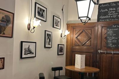 Groupe de personnes discutant dans un espace intérieur éclairé par des lumières vertes, ambiance conviviale.