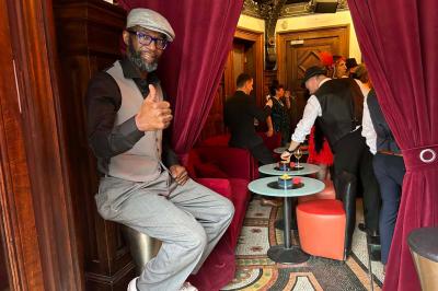 Bouteilles de vin inclinées et empilées horizontalement sur un présentoir en bois.