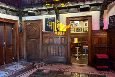 Bouteilles de vin inclinées et empilées horizontalement sur un présentoir en bois.