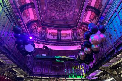 Bouteilles de vin inclinées et empilées horizontalement sur un présentoir en bois.