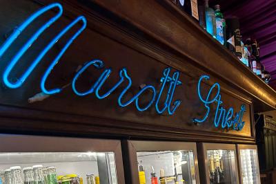 Bouteilles de vin inclinées et empilées horizontalement sur un présentoir en bois.