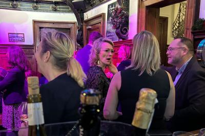 Bouteilles de vin inclinées et empilées horizontalement sur un présentoir en bois.