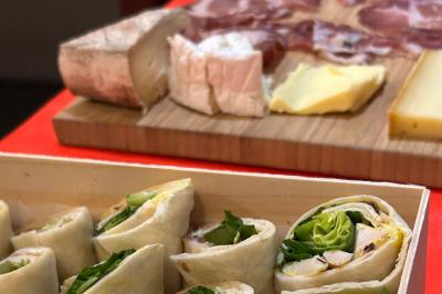 Bouteilles de vin inclinées et empilées horizontalement sur un présentoir en bois.