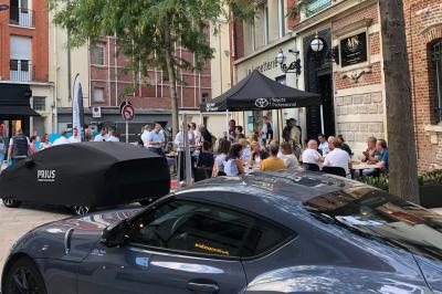 Bouteilles de vin inclinées et empilées horizontalement sur un présentoir en bois.