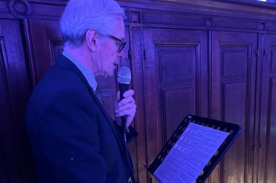 Bouteilles de vin inclinées et empilées horizontalement sur un présentoir en bois.