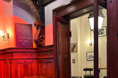 Bouteilles de vin inclinées et empilées horizontalement sur un présentoir en bois.