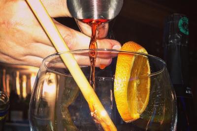 Bouteilles de vin inclinées et empilées horizontalement sur un présentoir en bois.