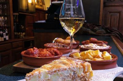 Bouteilles de vin inclinées et empilées horizontalement sur un présentoir en bois.