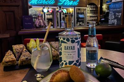 Bouteilles de vin inclinées et empilées horizontalement sur un présentoir en bois.