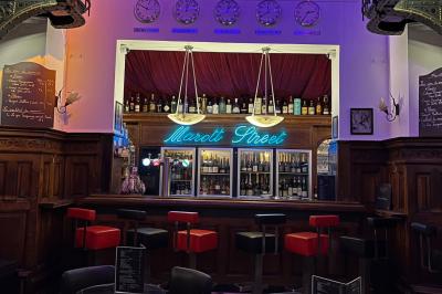 Bouteilles de vin inclinées et empilées horizontalement sur un présentoir en bois.