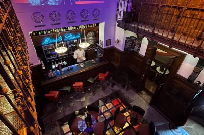 Bouteilles de vin inclinées et empilées horizontalement sur un présentoir en bois.