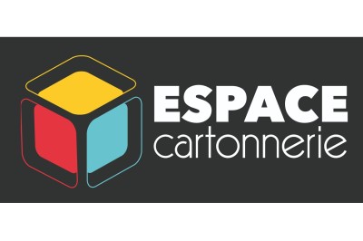 Plan de travail sous un toit mansardé, équipé d'étagères, d'un évier et d'une fenêtre donnant sur un espace vert.