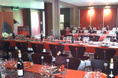 Plan de travail sous un toit mansardé, équipé d'étagères, d'un évier et d'une fenêtre donnant sur un espace vert.