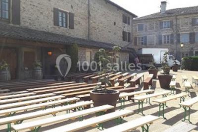 Miniature Location salle Saint-Didier-sur-Beaujeu (Rhône) - Domaine de la Croix Rochefort #14 Intérieur d'un entrepôt vide avec des places de stationnement réservées aux personnes handicapées au premier plan.