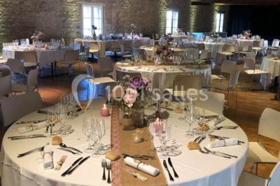 Miniature Location salle Saint-Didier-sur-Beaujeu (Rhône) - Domaine de la Croix Rochefort #12 Intérieur d'un entrepôt vide avec des places de stationnement réservées aux personnes handicapées au premier plan.