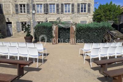 Miniature Location salle Saint-Didier-sur-Beaujeu (Rhône) - Domaine de la Croix Rochefort #11 Intérieur d'un entrepôt vide avec des places de stationnement réservées aux personnes handicapées au premier plan.