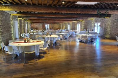 Miniature Location salle Saint-Didier-sur-Beaujeu (Rhône) - Domaine de la Croix Rochefort #16 Intérieur d'un entrepôt vide avec des places de stationnement réservées aux personnes handicapées au premier plan.