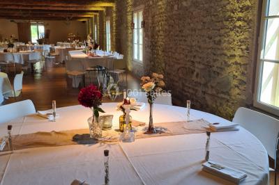 Miniature Location salle Saint-Didier-sur-Beaujeu (Rhône) - Domaine de la Croix Rochefort #18 Intérieur d'un entrepôt vide avec des places de stationnement réservées aux personnes handicapées au premier plan.