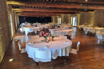 Miniature Location salle Saint-Didier-sur-Beaujeu (Rhône) - Domaine de la Croix Rochefort #20 Intérieur d'un entrepôt vide avec des places de stationnement réservées aux personnes handicapées au premier plan.