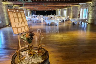 Miniature Location salle Saint-Didier-sur-Beaujeu (Rhône) - Domaine de la Croix Rochefort #22 Intérieur d'un entrepôt vide avec des places de stationnement réservées aux personnes handicapées au premier plan.
